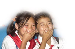 수줍게 웃고 있는 북한 소녀들의 모습