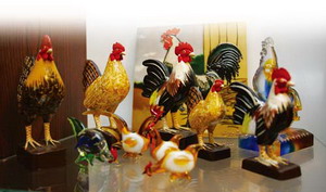 전세계에서 수집중인 ‘닭’ 컬렉션, 윤홍근 회장은 언젠가 ‘닭 박물관’을 건립할 예정이다.