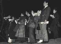 구속자들을 격려하기 위해 서울구치소 뒷산에서 구속자 가족 등 관계자들과 함께 부활절 새벽송을 부르고 있는 모습.