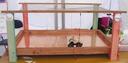 밑판을 구리판으로, 위판을 철망으로 해 전기를 연결시키면 ‘꼬마 전동기’가 완성된다.