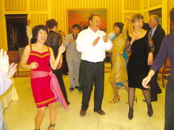 회의 마지막날 밤 공식연회 참석자들이 흥겹게 춤을 추고 있다.아시아적 문화보다는 러시아적인 호탕하고 적극적인 분위기가 강현 편이다.sumatriptan patch http://sumatriptannow.com/patch sumatriptan patch