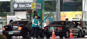 치솟는 기름값에 서민경제가 울상인 가운데 13일 서울의 한 주유소에서  차량들이 기름을 넣고 있다.  © 정대웅 기자 asrai@womennews.co.krcialis coupon free   cialis trial coupon