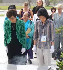 개막식에 앞서 5·18 국립민주묘지를 찾은 참가자들. 해외 인사 대표로 도이 다카코 전 일본 중의원 의장이, 국내 인사 대표로 김효선 여성신문 발행인이 헌화와 분향을 했다.