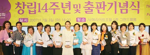 지난 3일 서울 JW메리어트 호텔에서 열린 ‘환희-행복한 여성발명가 15인의 인생과 발명이야기’ 출판기념회에서 집필자들이 기념촬영을 하고 있다. ⓒ정대웅 기자 asrai@womennews.co.kr