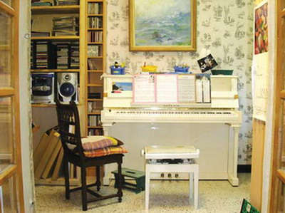 르네 집의 피아노실. 피아노 위에 걸려있는 그림이 르네의 작품이다.