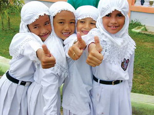 교복차림의 인도네시아 초등학교 여자아이들.