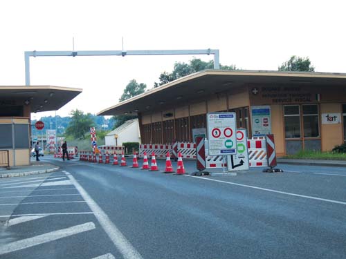 프랑스에서 알프스로 가는 길목에 위치한  스위스 제네바 국경 검문소(위)와 국경 표지판(아래).