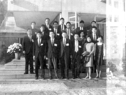 산업선교회 시절 인천지역 공장 관리자들을 교육하고 계도하기도 했다. 앞줄 오른쪽에서 두번째가 조 목사.