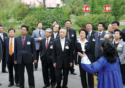 김화중 여협 회장이 특별수행원들과 함께 김원균명칭평양음악대학을 둘러보고 있다. ⓒ평양=청와대 사진기자단 제공