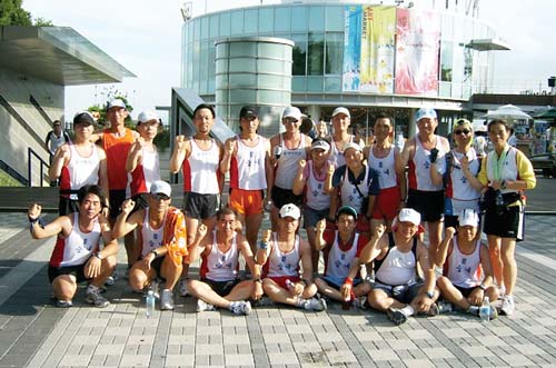 지난 8월 서울 남산 훈련장에서 포즈를 취한 숯내마라톤 회원들.