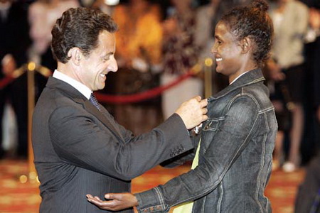 지난 9월 사르코지 프랑스 대통령이 와리스 디리에게 ‘레종 도뇌르 훈장’을 수여하고 있다. ⓒ연합뉴스