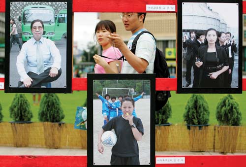 2006년 7월 여성주간 중 서울광장에서 열려 시민들의 관심을 불러 모은 양성평등 사진전.