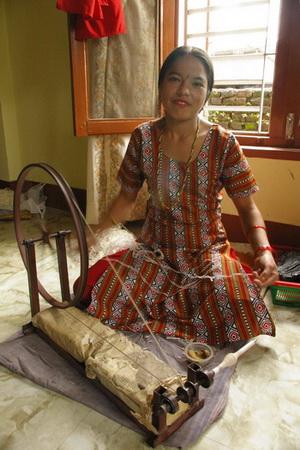 종이실로 옷을 만드는 네팔의 여성.