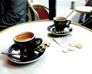 파리의 한 카페. 커피 값에 팁까지 놓여 있는 테이블.