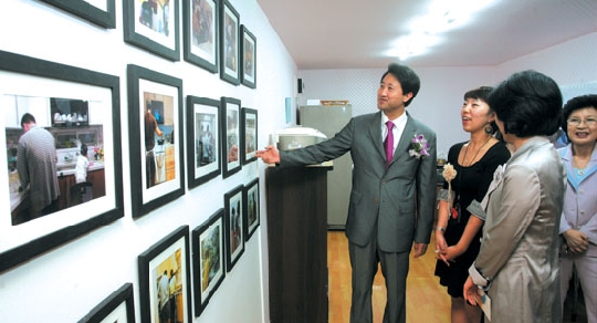2008 양성평등사진전 개막식에 참석한 오세훈 시장이 설명을 들으며 사진을 관람하고 있다. ⓒ여성신문 정대웅 기자