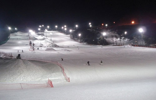새벽·야간 스키는 낮 시간대보다 스키어가 적고, 이용료도 저렴해 알뜰하게 스키를 즐길 수 있다.