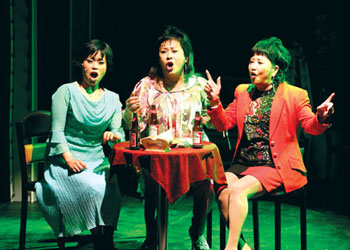 뮤지컬 ‘아줌마가 떴다’중. 맨오른쪽이 장미화, 가운데가 옥희씨.
