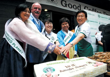 지난 7월 28일 서울 이대점에서 열린 스타벅스커피 코리아 10주년 기념 행사에서 이석구 대표(맨 오른쪽)를 비롯한 스타벅스 임원들이 떡 케이크 절단식을 하고 있다.
