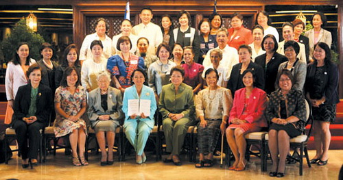여성권리장전을 손에 든 글로리아 아로요 대통령과 필리핀 여성 리더들.(출처: 유엔여성기금 홈페이지)