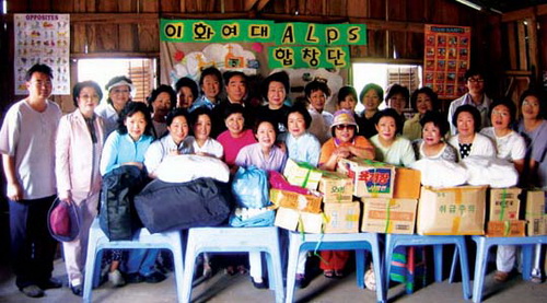 알프스 합창단은 국내외 봉사활동에 적극 참여하고 있다. 사진은 2006년 캄보디아 활동가들에게 구호물품을 전달하는 모습.cialis coupon free   cialis trial coupon
