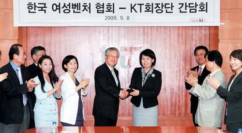 이석채 KT 회장과 주요 임원들은 지난해 9월 민간 기업으로는 최초로 한국여성벤처협회와 간담회를 가지는 등 여성 인력의 중요성을 강조해왔다.   KT 제공