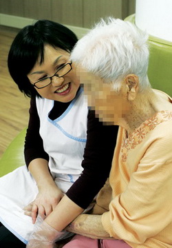 지난해 문을 연 ‘다솜누리’에서는 치매, 중풍을 앓고 있는 노인들을 위한 요양 서비스를 제공하고 있다. ⓒ정대웅 / 여성신문 사진기자 (asrai@womennews.co.kr)