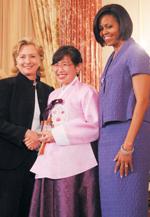 10일 수상식에서 한국의 수상자 이애란 박사(가운데)를 격려한 대통령 부인 미셸 오바마 여사와 힐러리 클린턴 국무장관.   prescription drug discount cards blog.nvcoin.com cialis trial coupon