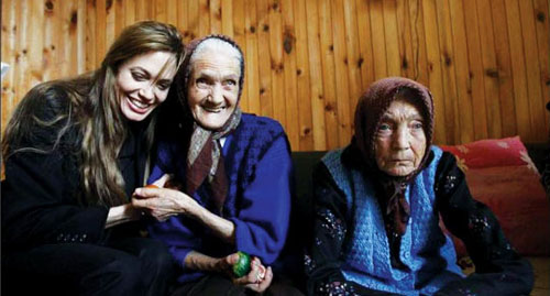 보스니아 로가티카의 난민촌을 찾은 앤젤리나 졸리가 할머니들과 이야기를 나누고 있다.    cialis coupon cialis coupon cialis coupon