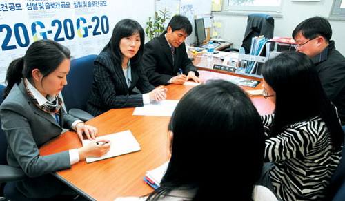 손지애(왼쪽에서 둘째) 대변인이 홍보협력국과 G20 재무장관·중앙은행총재 회의 준비 전략을 논의하고 있다. ⓒ정대웅 / 여성신문 사진기자 (asrai@womennews.co.kr)