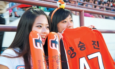 ‘한화 이글스’와 ‘넥센 히어로즈’ 경기가 열린 8일, 서울 양천구 목동야구장에서 여성 팬들이 자신이 좋아하는 선수의 유니폼을 들고 응원을 하고 있다.