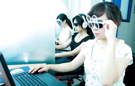 HB두뇌학습클리닉에서 적청안경을 이용해 시지각훈련을 하고 있는 여성들. ⓒ정대웅 여성신문 사진기자 (asrai@womennews.co.kr)