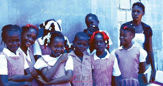 갈보리 학교 3학년 아이들과 담임 교사. 아이티의 학생들은 대부분 교복을 입는다.