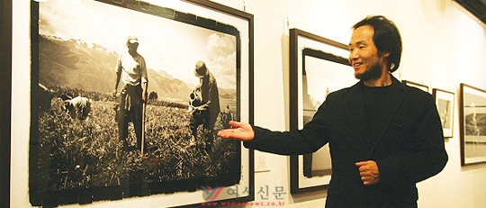 전시회장에서 만난 박노해씨가 자신의 작품에 대해 설명하고 있다. 그의 사진에는 시인으로서의 감수성과 노동평화운동가로서의 신념이 오롯이 담겨 있다.