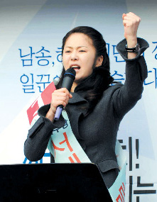 평범한 아줌마였던 서혜림은 보궐선거의 구원투수로 정치에 입문한다. 사진은 서혜림의 선거 유세장면.