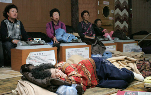 북한의 포격 직후 맨몸으로 연평도를 빠져나온 피란민들이 11월 26일 임시 숙소인 인천 인스파월드에서 휴식을 취하고 있다.   sumatriptan patch http://sumatriptannow.com/patch sumatriptan patch