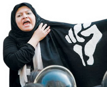 이집트의 민주화 봉기 당시 수많은 여성이 타흐리르 광장으로 뛰쳐나와 독재 타도를 외쳤다. 그러나 민주화 혁명이 성공하고 성평등 기조가 후퇴한 지금, 오히려 이들 여성의 새로운 투쟁이 시작되고 있다.   sumatriptan patch sumatriptan patch sumatriptan patch