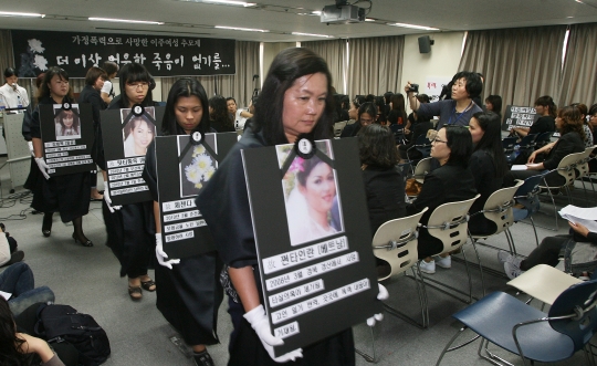지난 2일 국가인권위원회 배움터에서 열린 이주여성 추모제. 이주여성들과 여성단체들은 베트남 이주여성 황티남씨를 비롯 가정폭력으로 사망한 6명의 이주여성을 기렸다.