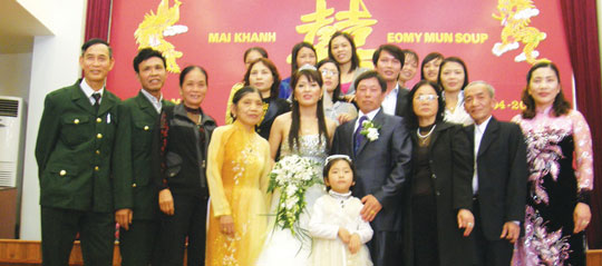지난 4월 베트남에서 올린 엄문섭씨와 마이 캉씨의 결혼식 모습. 마이 캉씨의 딸 카인 닌양도 함께 참석했다. ⓒ베트남여성문화센터 제공