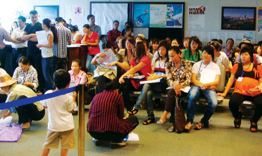 베트남 하노이 한국 대사관에서 비자를 발급받기 위해 인터뷰를 기다리는 사람들.