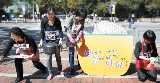 한국여성민우회 활동가들이 22일 낮 서울 중구 서울시립미술관 앞에서 식당 여성노동자들의 노동인권 보장을 촉구하는 ‘식당 아줌마가 아니라 노동자다! 심심타파 캠페인’을 벌이고 있다. 	김수진 객원기자