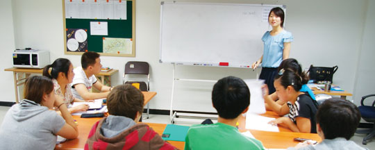 무지개청소년센터에서 중도입국 청소년들이 한국어 수업을 듣고 있다. ⓒ무지개청소년센터 제공