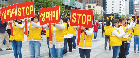 10월 21일 서울 청계광장에서 한소리회 활동가들이 성매매 근절을 외치는 퍼포먼스를 진행하고 있다.
