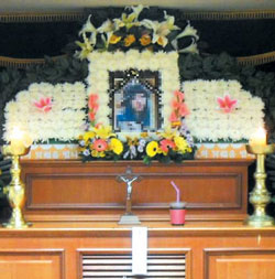 경남지역 여성단체들은 8일 경남 창원시 사파공동성당에서 성 구매자에게 살해된 김수연(가명)씨의 장례식을 치렀다.