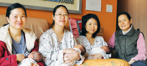 경기 부천의 ‘열린가족조산원’에서 자연주의 출산을 한 여성들이 아기들을 안고 있다. 맨 오른쪽은 서원심 원장.