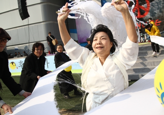 10일 오후 서울 광장에서 인간문화재 이애주씨가 핵없는 세상, 생명 평화굿을 하고 있다.abortion pill abortion pill abortion pill