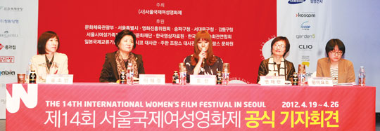 트레일러 감독을 맡은 가수 호란(가운데)이 ‘제14회 서울국제여성영화제’ 기자회견에서 소감을 밝히고 있다.