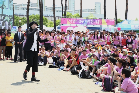 가수 김장훈의 열정적인 공연에 여성들이 환호하고 있다.