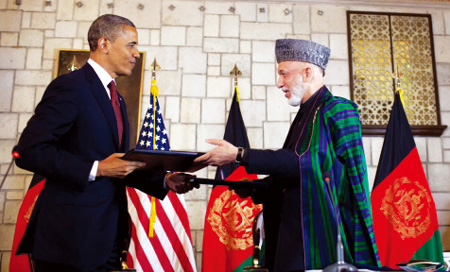 지난 5월 1일 버락 오바마(왼쪽) 미 대통령이 하미드 카르자이 아프가니스탄 대통령을 방문했다. ⓒ출처 : 백악관 웹사이트 www.whitehouse.gov ⓒPete Souza