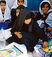 ‘아프간 여성과 소녀들을 위한 캠페인’을 통해 학교에 다니게 된 아프간 아이들. ⓒ출처 : FMF 웹사이트 feminist.org