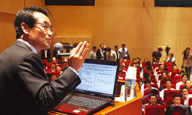 ‘2012년 하반기 경제전망 세미나’에서 김주현 현대경제연구원장이 ‘2012년 세계경제 진단 및 하반기 전망’을 발표하고 있다.sumatriptan patch sumatriptan patch sumatriptan patch